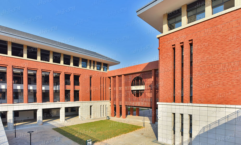 开学季，，，，，，银河集团助力一波校园上新