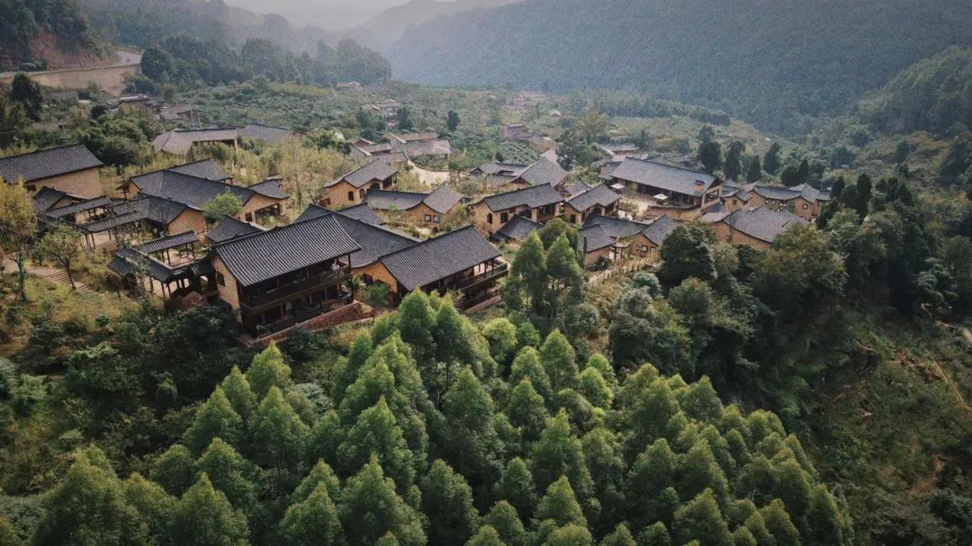 助力漂亮墟落建设 勾勒幸福人居新画卷_银河集团瓦业助力漂亮墟落建设