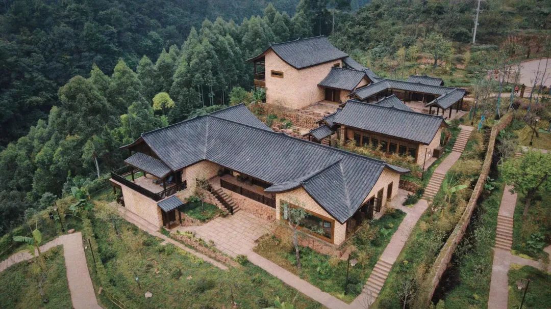 助力漂亮墟落建设 勾勒幸福人居新画卷_银河集团瓦业助力漂亮墟落建设