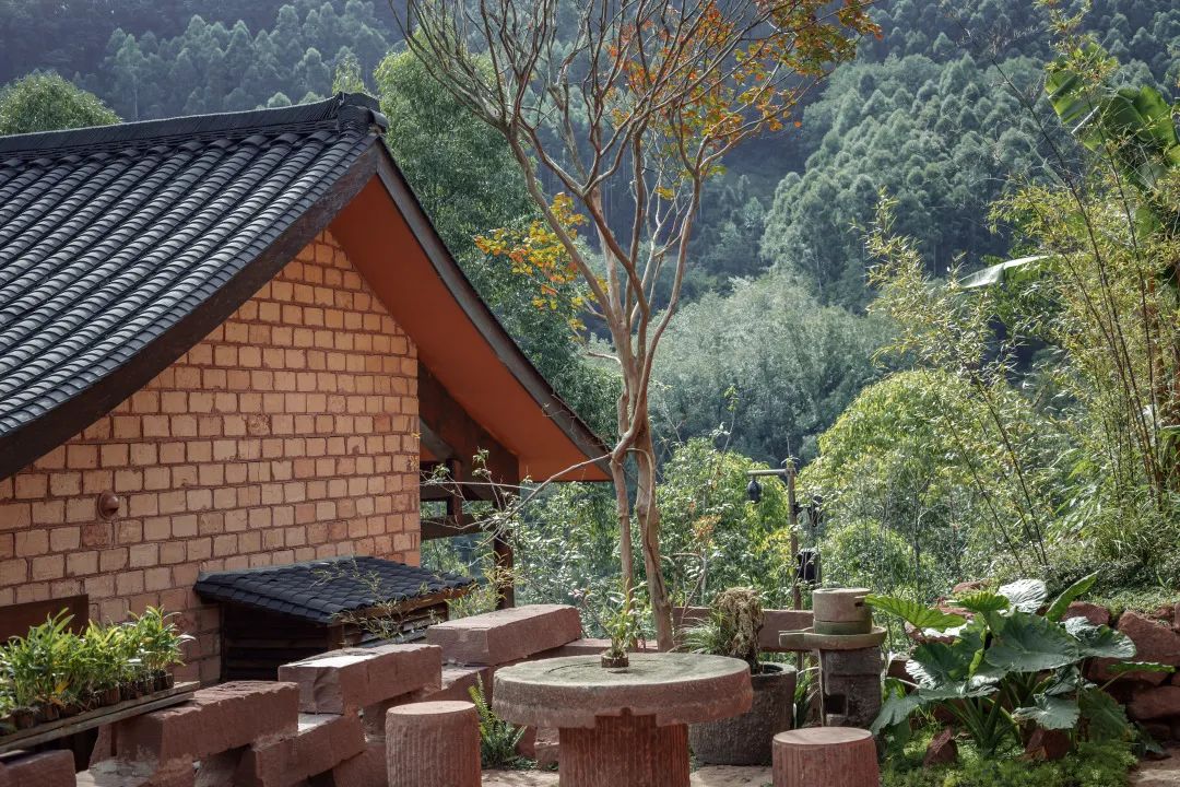 助力漂亮墟落建设 勾勒幸福人居新画卷_银河集团瓦业助力漂亮墟落建设
